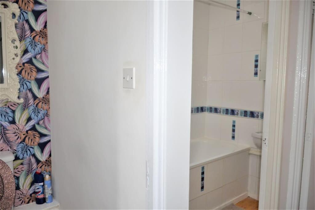 London Zone 2, 2 Bedroom House ภายนอก รูปภาพ