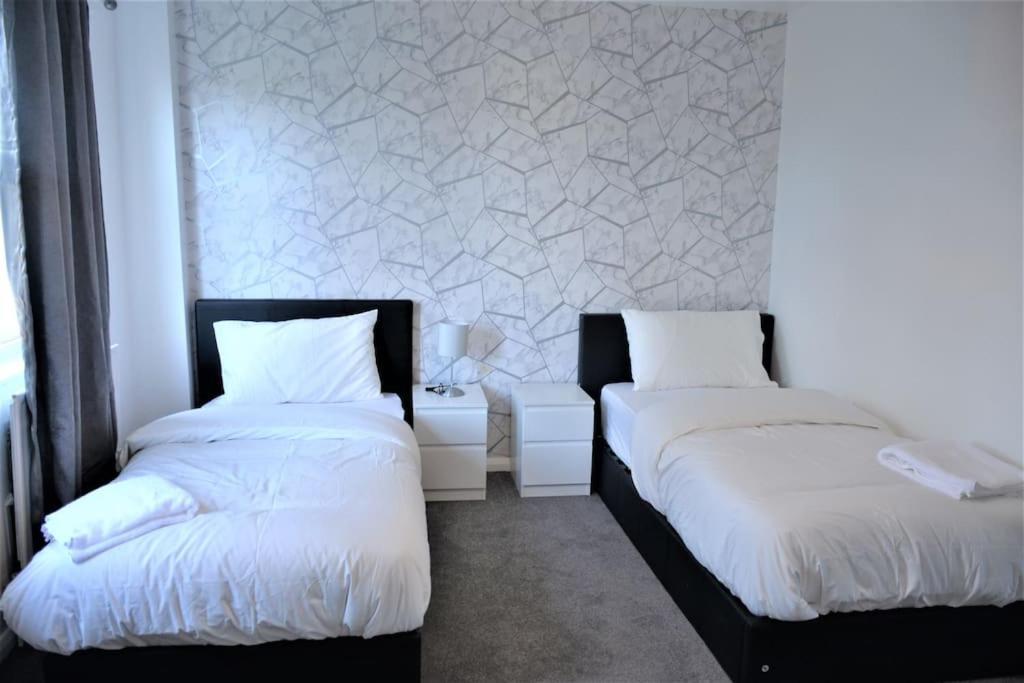 London Zone 2, 2 Bedroom House ภายนอก รูปภาพ