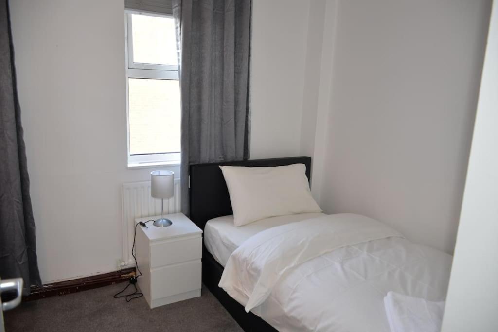 London Zone 2, 2 Bedroom House ภายนอก รูปภาพ