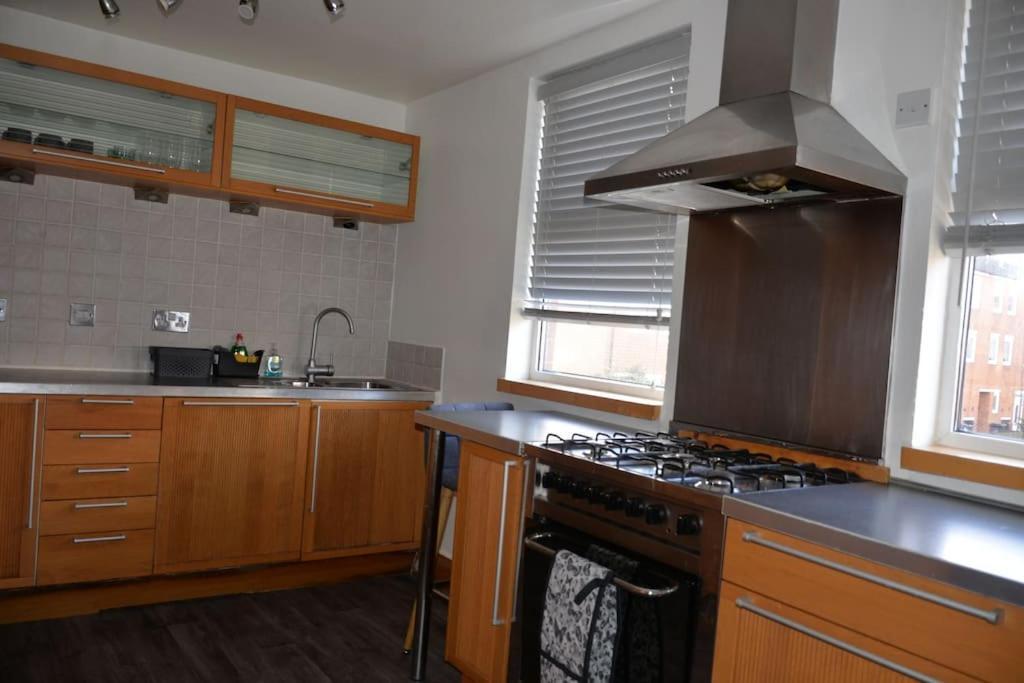 London Zone 2, 2 Bedroom House ภายนอก รูปภาพ